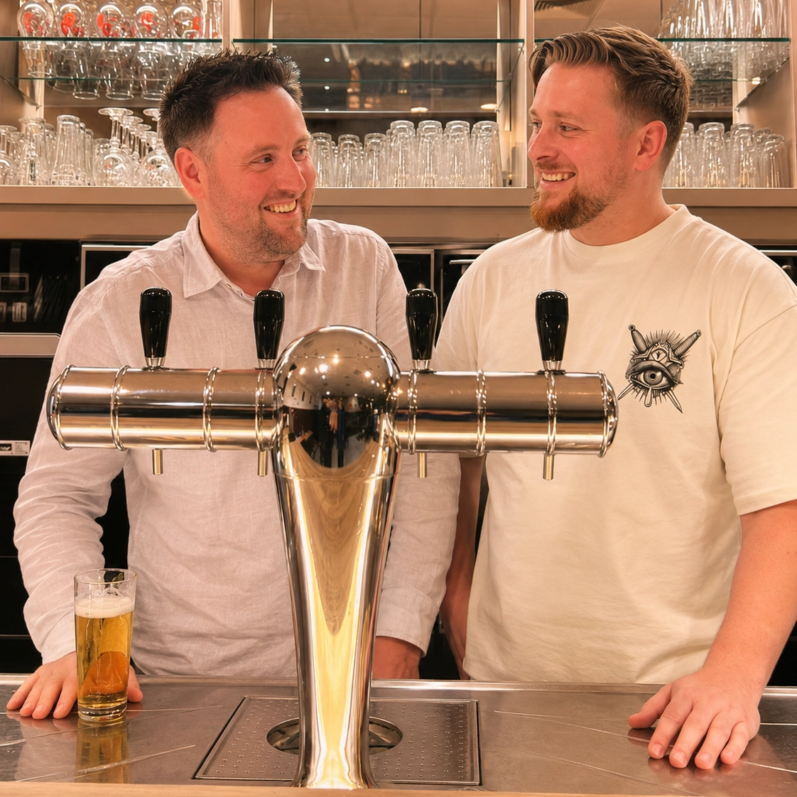 Café uitbater en webdesigner achter een toog